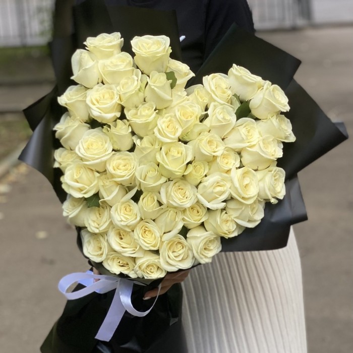 Белые розы сердце