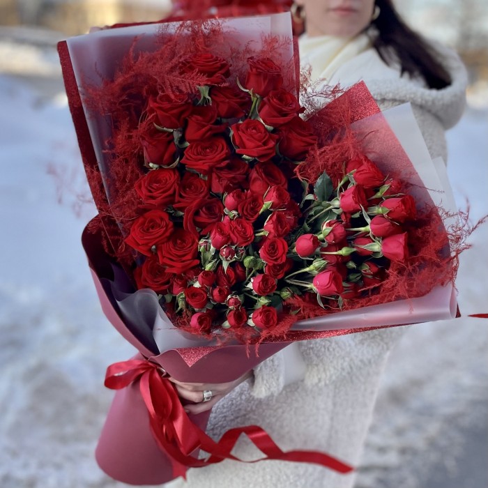 Букет из красных роз Ред Наоми и Вельвет Блоссом в виде сердца