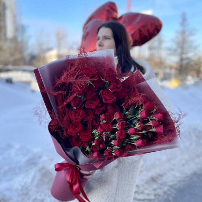 Букет из красных роз Ред Наоми и Вельвет Блоссом в виде сердца