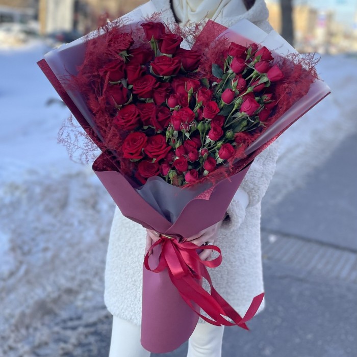 Букет из красных роз Ред Наоми и Вельвет Блоссом в виде сердца