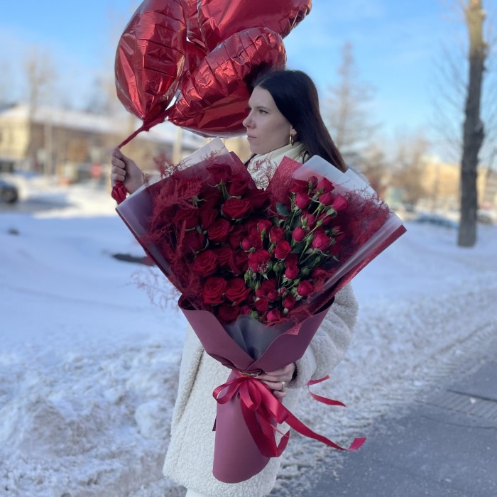 Букет из красных роз Ред Наоми и Вельвет Блоссом в виде сердца