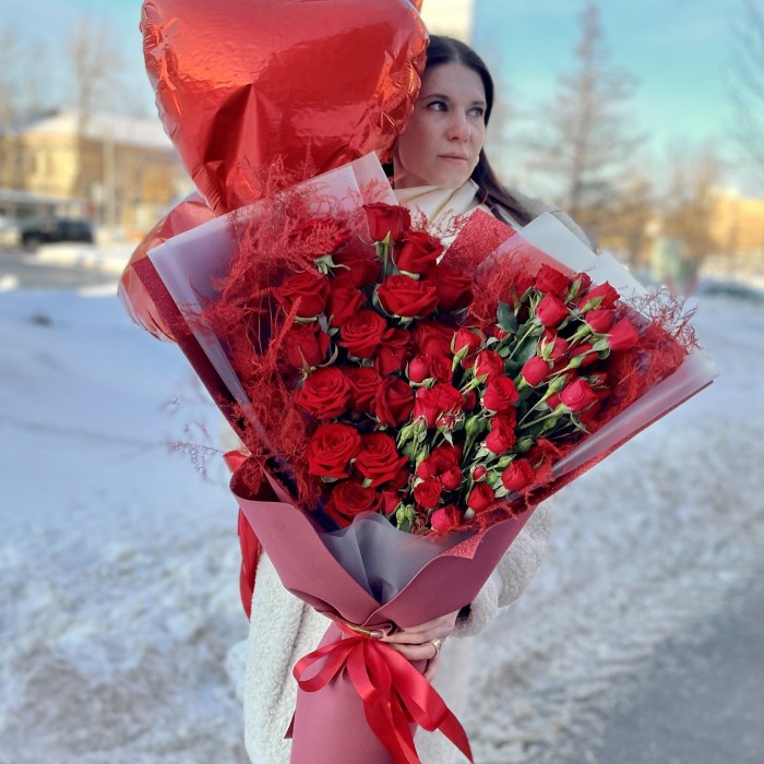 Букет из красных роз Ред Наоми и Вельвет Блоссом в виде сердца