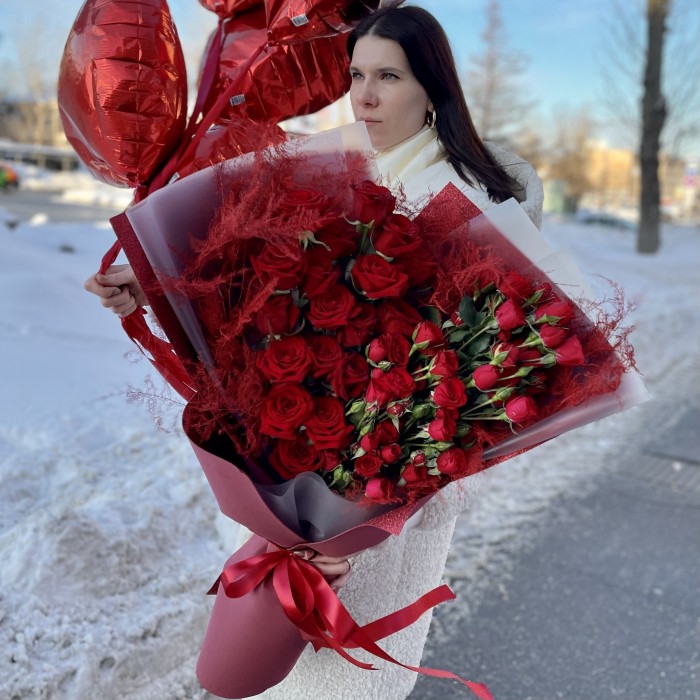 Букет из красных роз Ред Наоми и Вельвет Блоссом в виде сердца