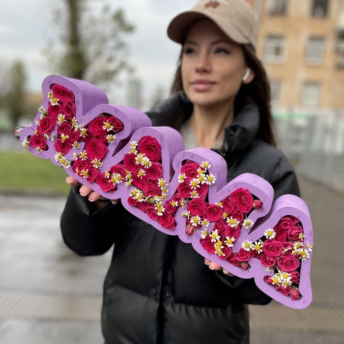 Мама с малиновой кустовой розой и ромашками