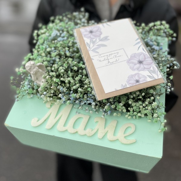 Мама с воздушной гипсофилой и ангелочком