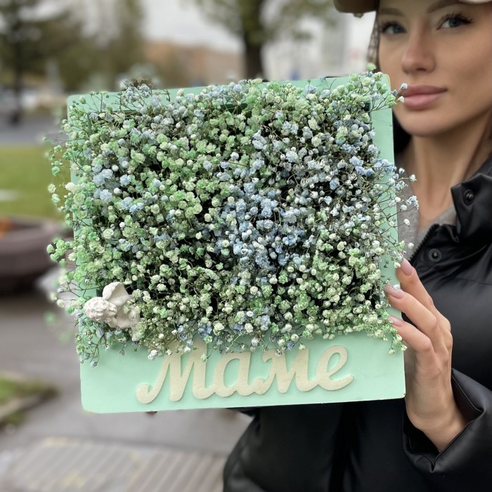 Мама с воздушной гипсофилой и ангелочком