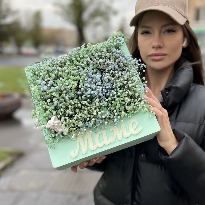 Мама с воздушной гипсофилой и ангелочком