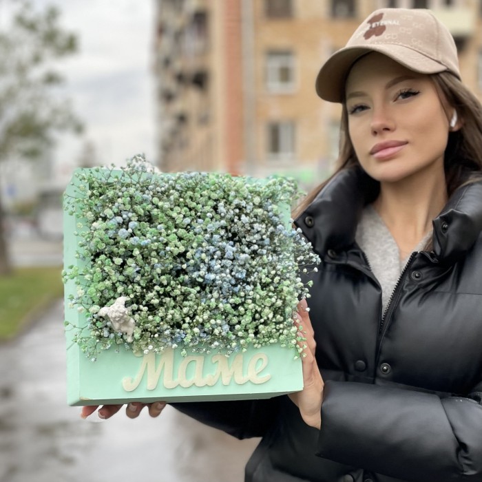 Мама с воздушной гипсофилой и ангелочком