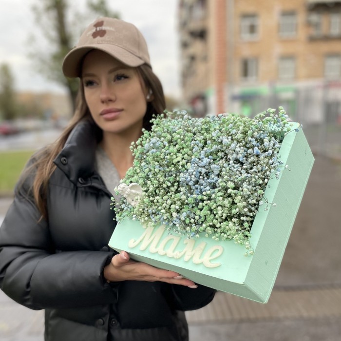 Мама с воздушной гипсофилой и ангелочком