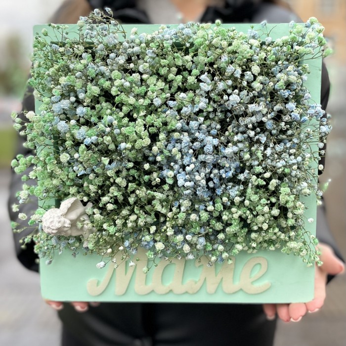 Мама с воздушной гипсофилой и ангелочком