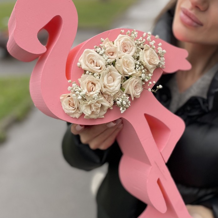 Композиция из роз в Розовом фламинго