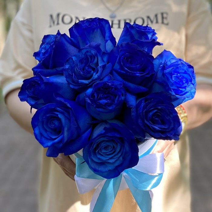11 синих роз в коробке