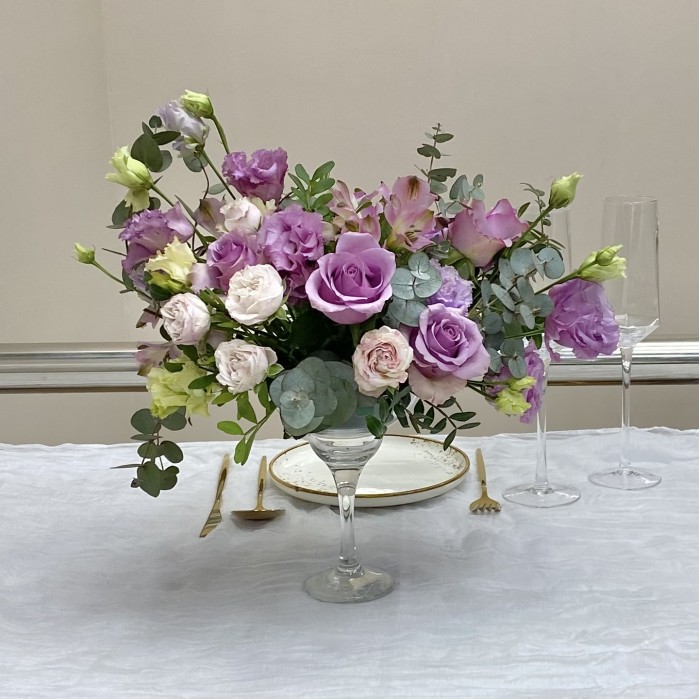 Сиреневая свадебная композиция в мартиннице