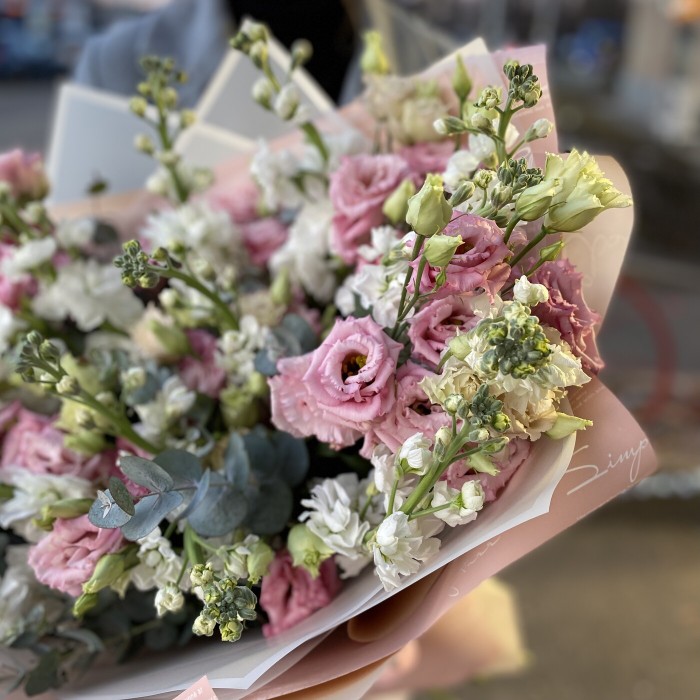 Букет из ароматных маттиол и эустом