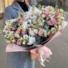Букет из ароматных маттиол и эустом