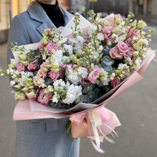 Букет из ароматных маттиол и эустом