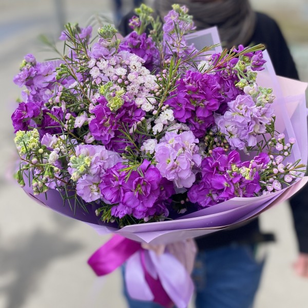 Букет из фиолетовых маттиол