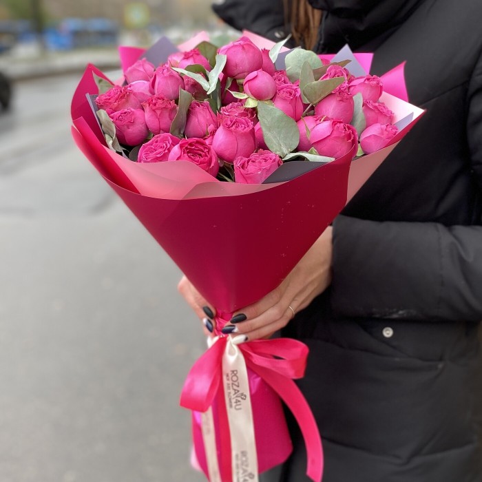 Букет пионовидных малиновых роз Классик Баблс