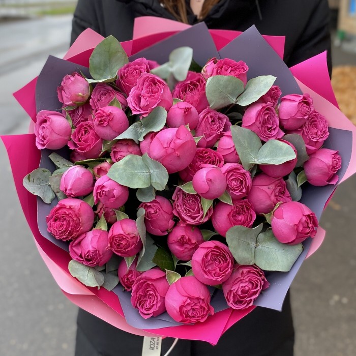 Букет пионовидных малиновых роз Классик Баблс