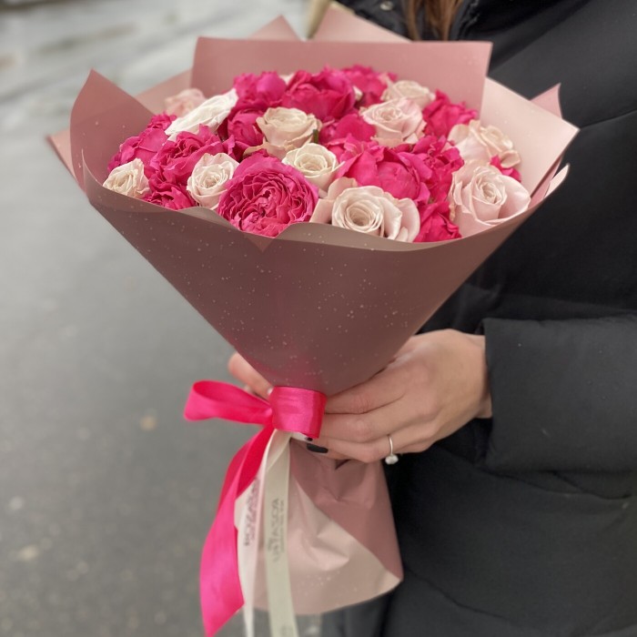 Яркий букет из пионовидных роз