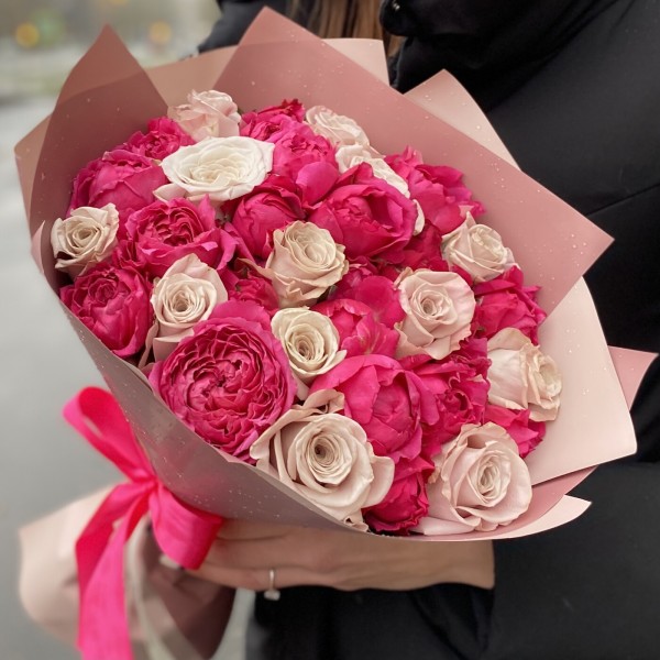 Яркий букет из пионовидных роз