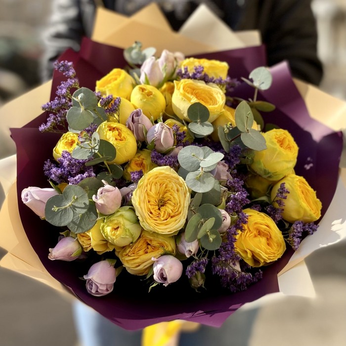 Яркий букет кустовых пионовидных роз