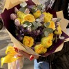 Яркий букет кустовых пионовидных роз