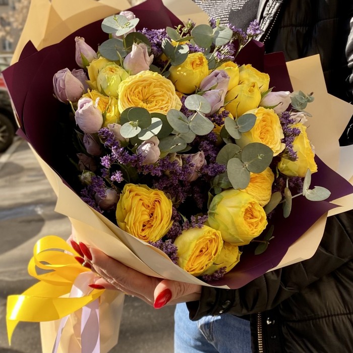 Яркий букет кустовых пионовидных роз