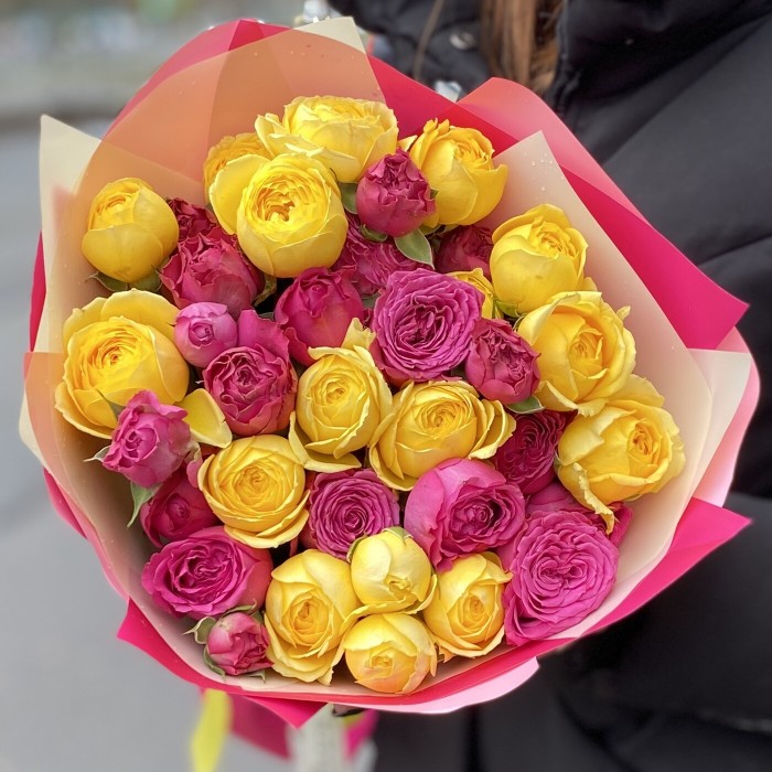 Малиново-желтый букет пионовидных роз