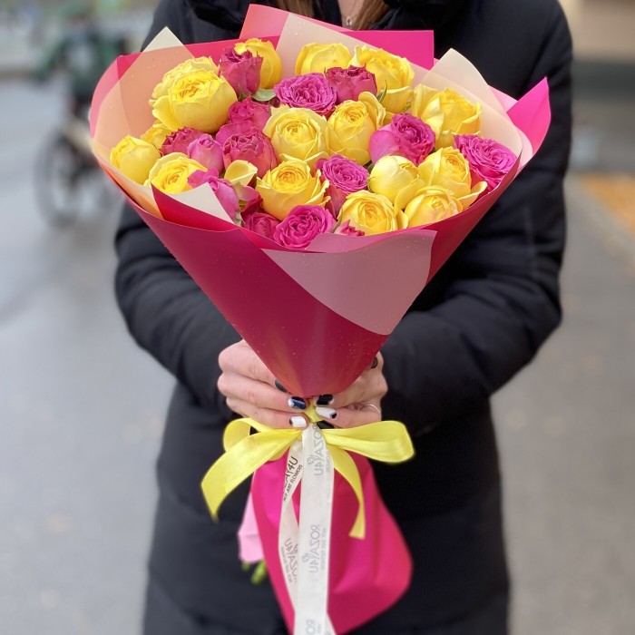 Малиново-желтый букет пионовидных роз