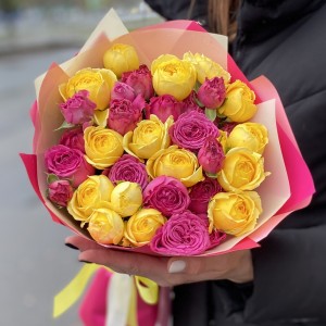Малиново-желтый букет пионовидных роз