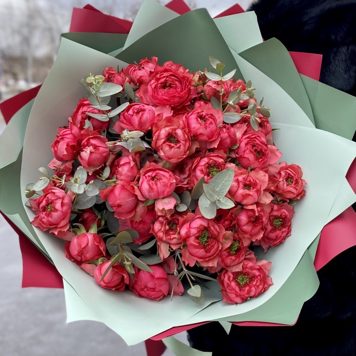 Пионовидная роза Джульетта с эвкалиптом
