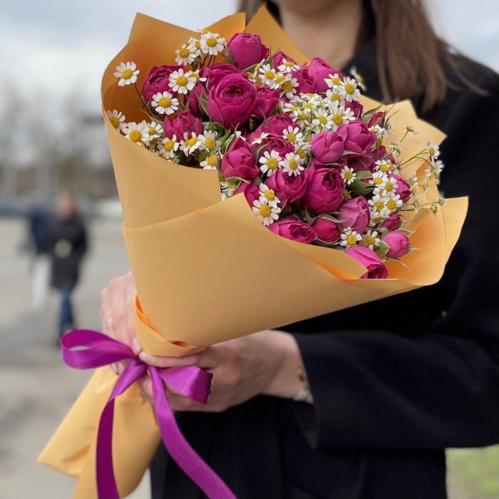 Пионовидные розы Перпл тамбурин с ромашками