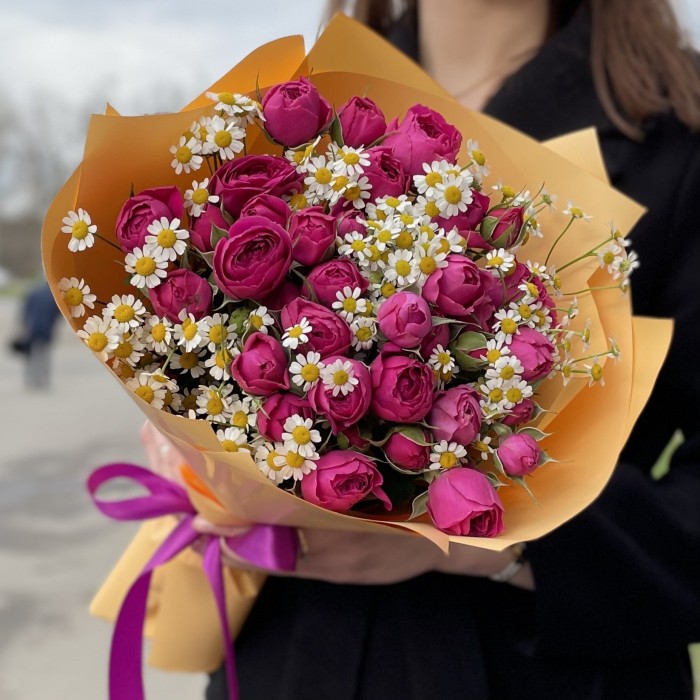 Пионовидные розы Перпл тамбурин с ромашками