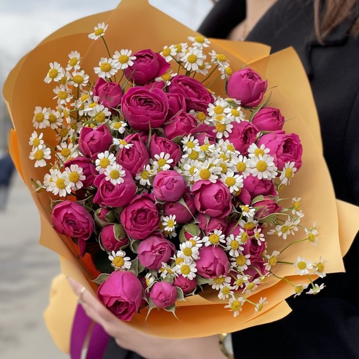 Пионовидные розы Перпл тамбурин с ромашками