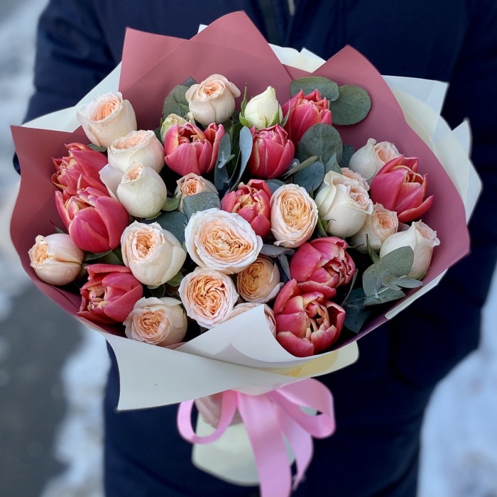 Пионовидные розы с тюльпанами