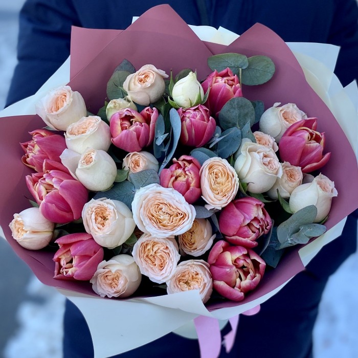 Пионовидные розы с тюльпанами