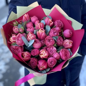 Пионовидные розы с тюльпанами Коламбус