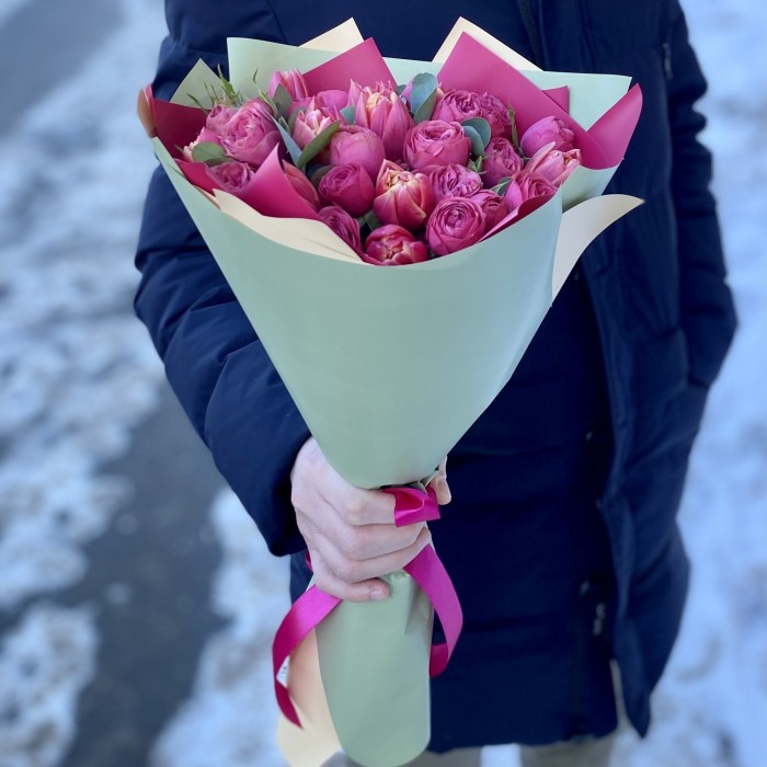 Пионовидные розы с тюльпанами Коламбус