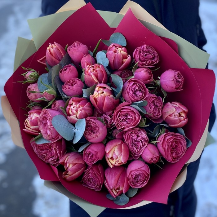 Пионовидные розы с тюльпанами Коламбус