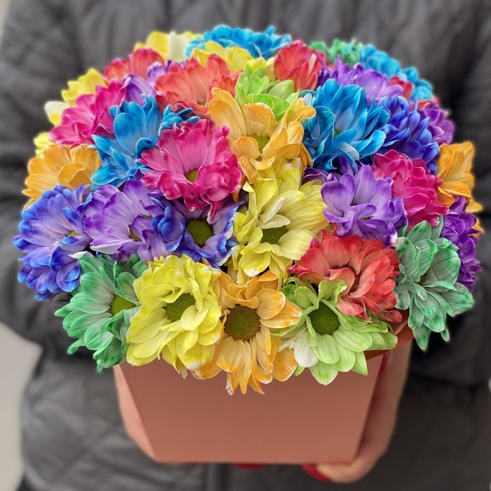 Радужные хризантемы в бежевой коробке