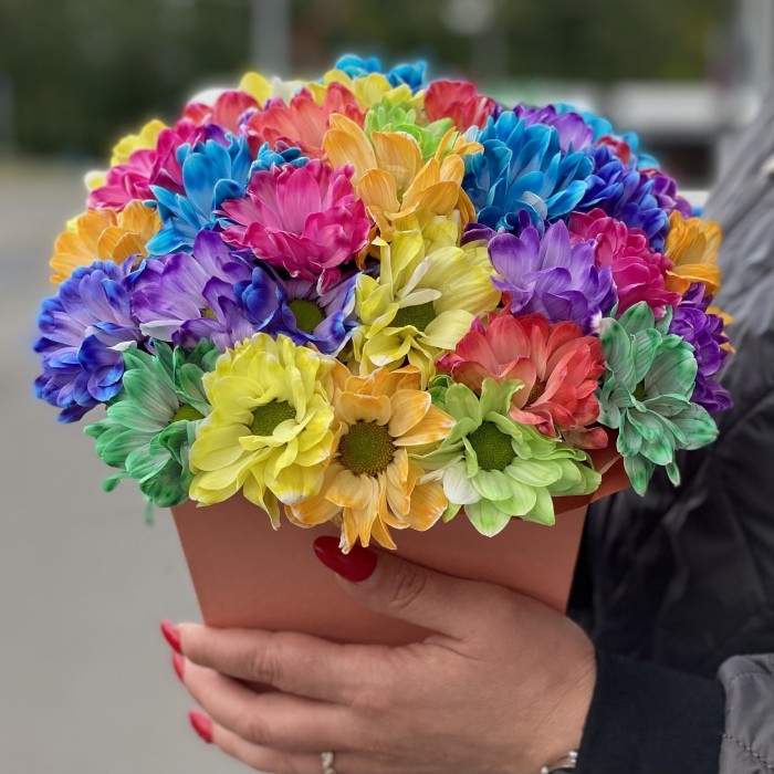 Радужные хризантемы в бежевой коробке