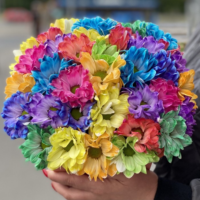 Радужные хризантемы в бежевой коробке