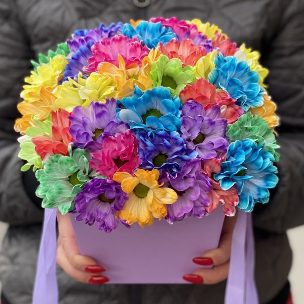 Разноцветные хризантемы в сиреневой коробке