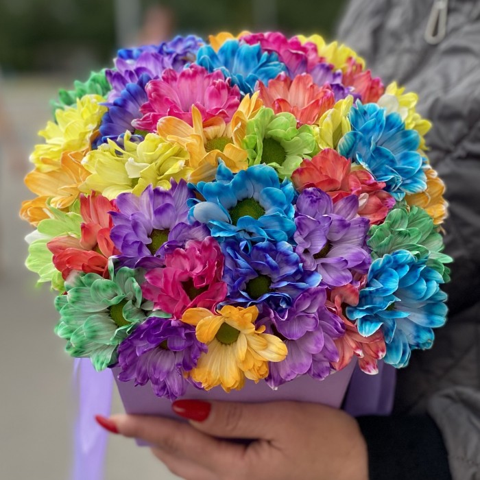 Разноцветные хризантемы в сиреневой коробке