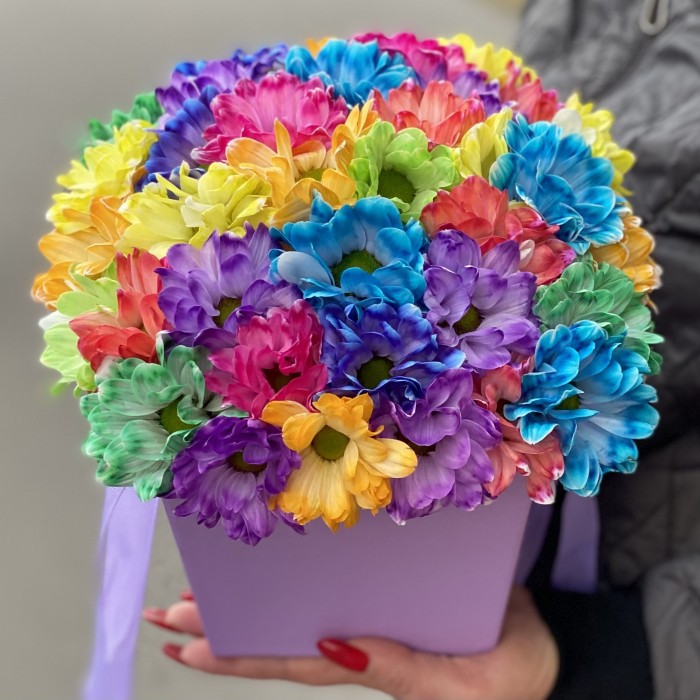 Разноцветные хризантемы в сиреневой коробке