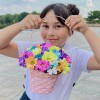 Радужные хризантемы в розовой корзинке