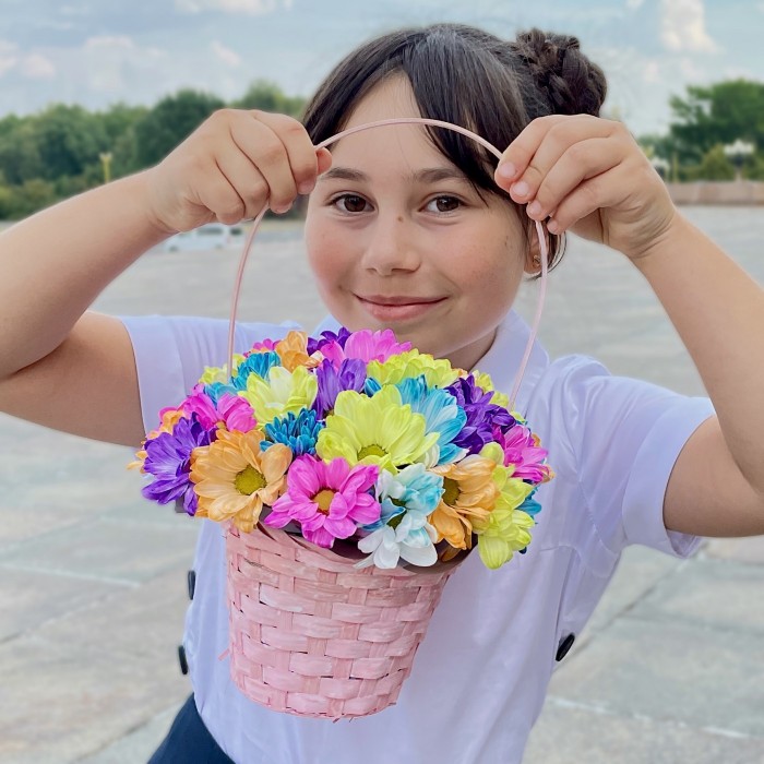 Радужные хризантемы в розовой корзинке