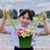 Радужные хризантемы в зеленой коробке