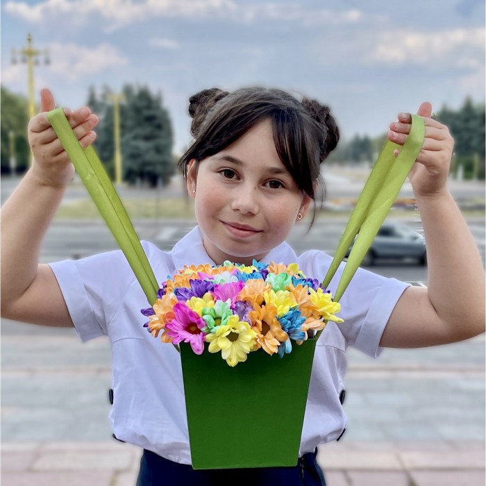Радужные хризантемы в зеленой коробке